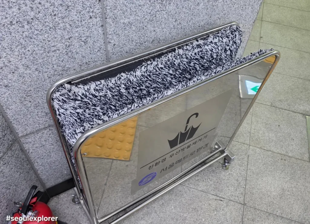 Eco-friendly umbrella water remover in Seoul