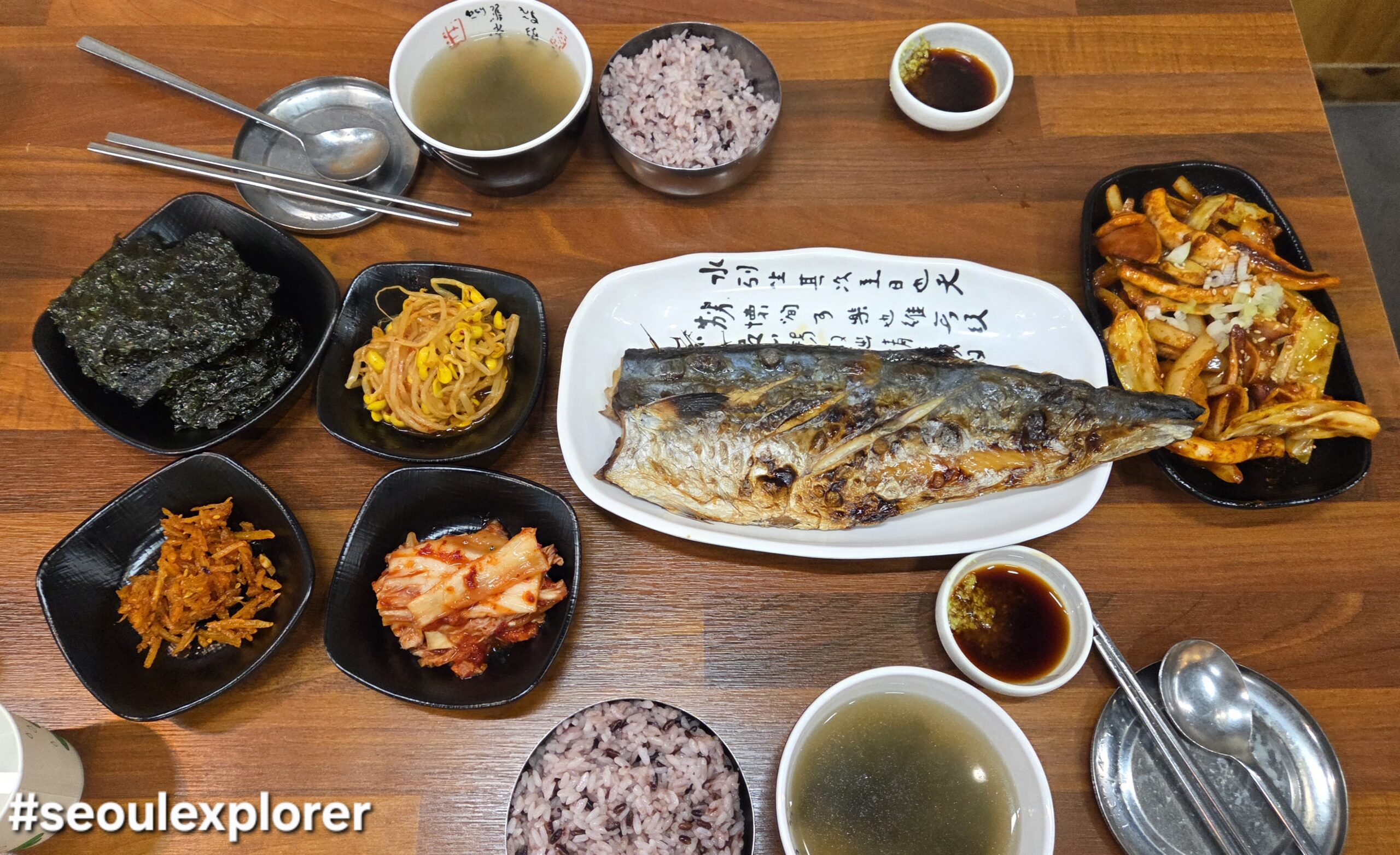 A traditional Korean table setting to learn Korean Dining Etiquette