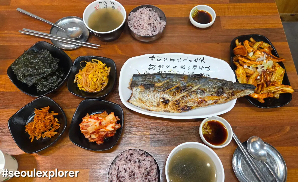 A traditional Korean table setting to learn Korean Dining Etiquette