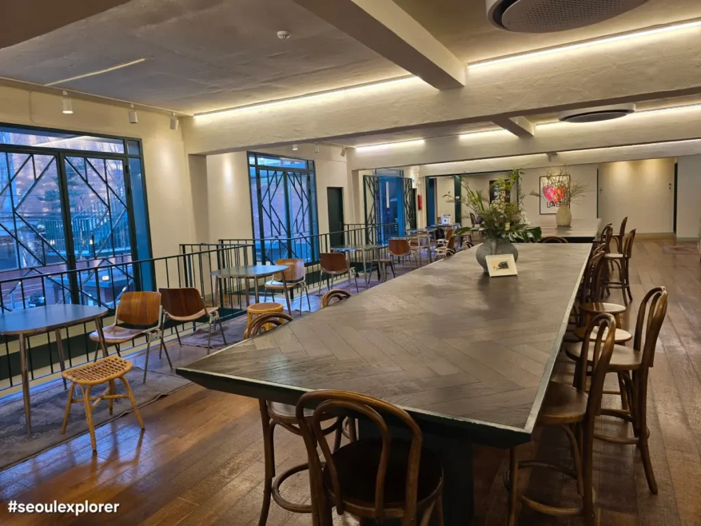 Large work table for Workation in Seoul