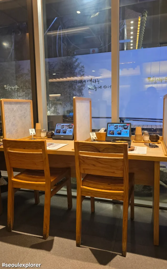 Solo dining tables with partitions