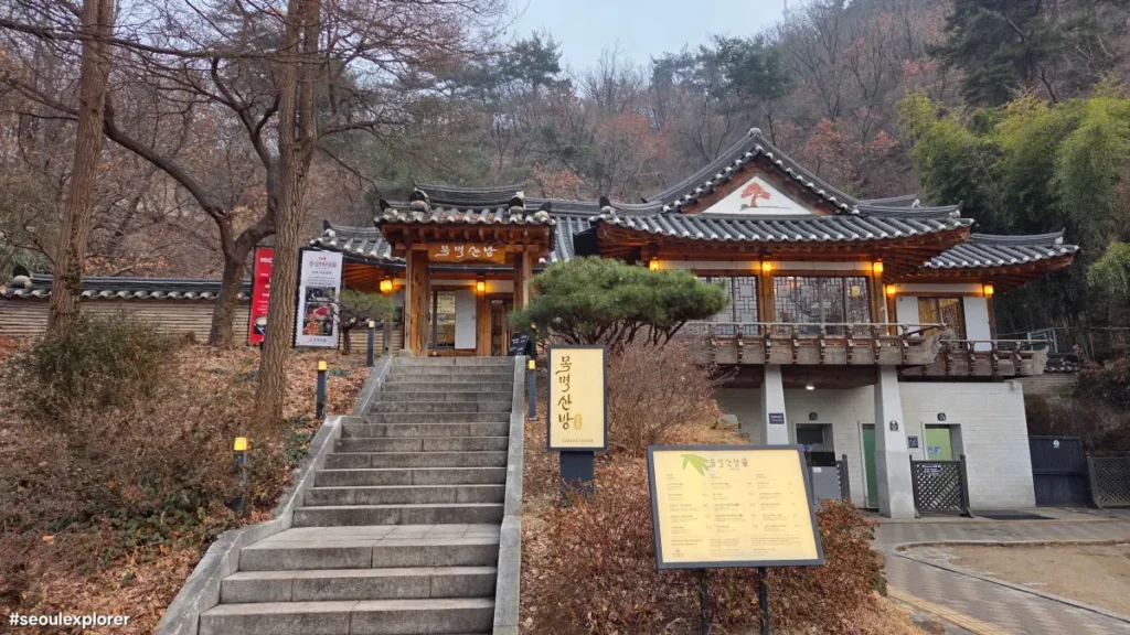 Panoramic view of Mokmyeoksanbang and the entrance