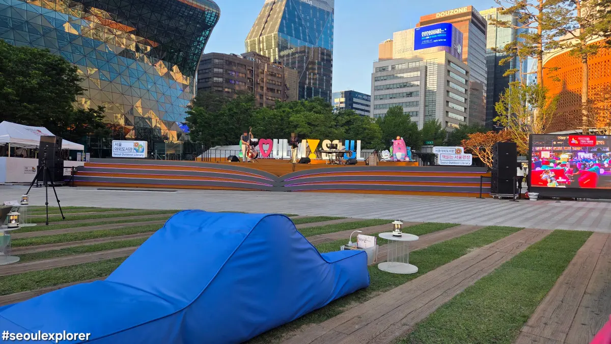 Beanbags and performances at the Seoul Outdoor Library
